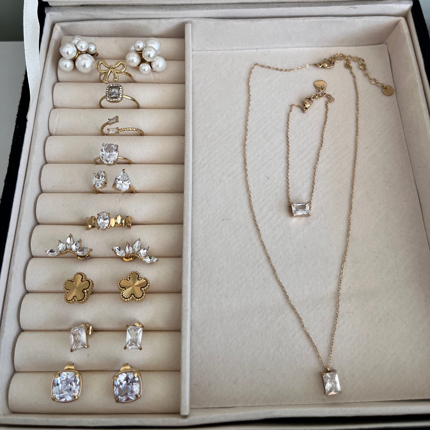 Boîte à bijoux avec bijoux dorée
