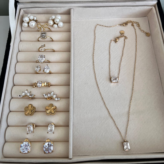 Boîte à bijoux avec bijoux dorée